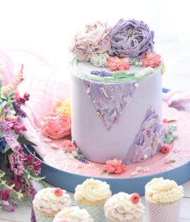 five cupcakes beside cake